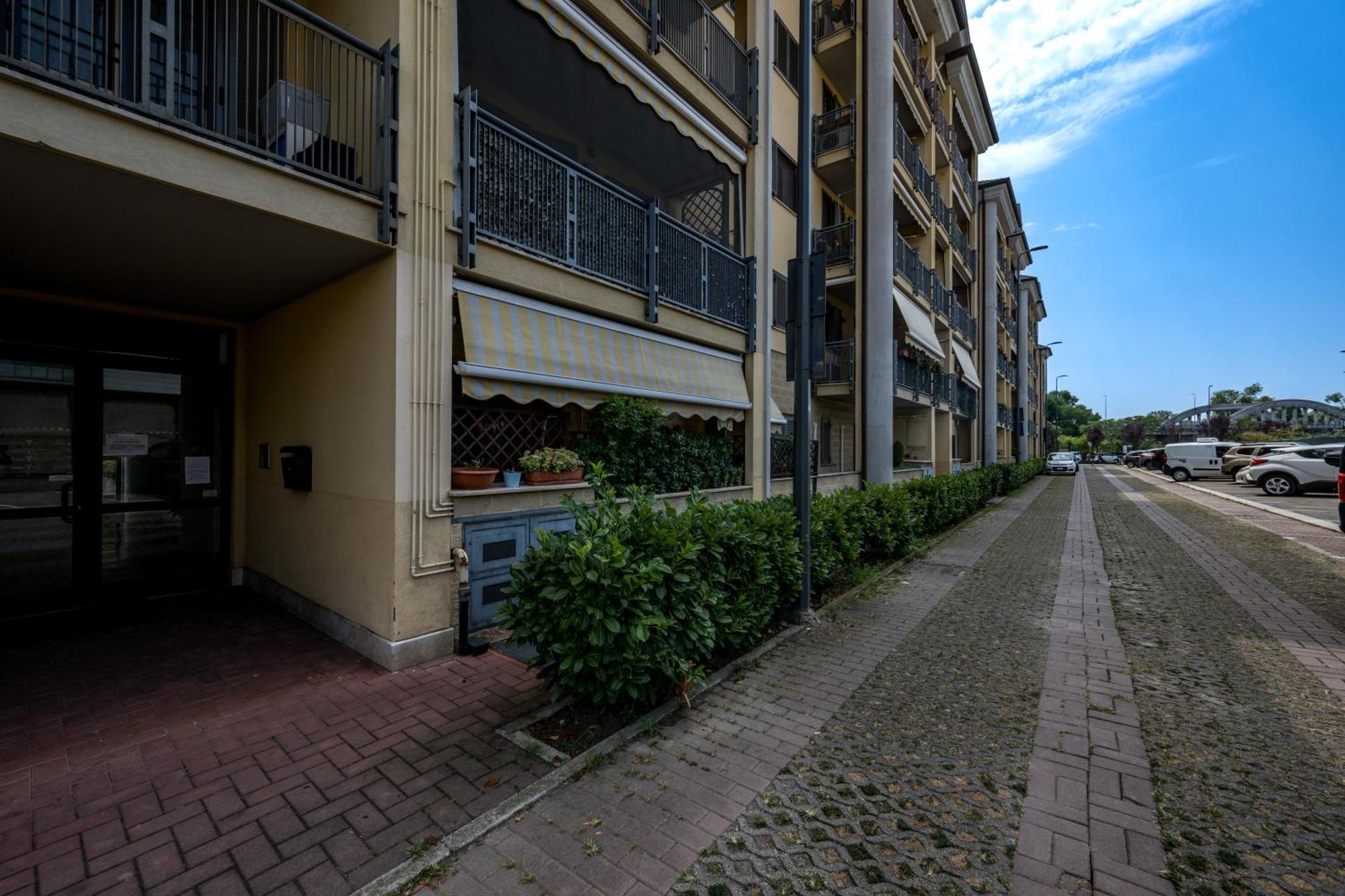 Cozy Suite Rogoredo Apartment Next To The Metro And Train Station Мілан Екстер'єр фото